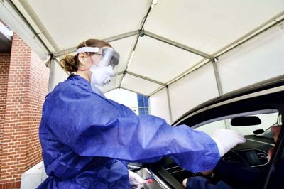 Region Midtjylland har fra lørdag øget sine test for COVID-19 til 1000 om dagen. Det foregår i første omgang primært på Aarhus Universitetshospital, mens regionshospitalerne - herunder Herning - får deres kapacitet på plads hen over weekenden. Foto: Tonny Foghmar