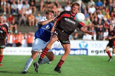 Thomas Ambrosius (t.h.) i aktion for FC Midtjylland i en 1. divisionskamp mod Fremad Amager på Ikast Stadion i september 1999. Frontløberen nåede kun én enkelt sæson hos »ulvene«, inden han blev solgt til østrigsk fodbold. Foto: Michael Sveningsen