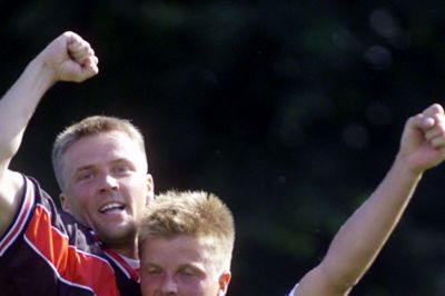 Måltyvene Christian Lundberg (t.v.) og Thomas Ambrosius jubler over sidstnævntes træffer til 2-0 i FCM’s debutsejr over Svendborg 1. august 1999. Foto: Ole Kjær/Ritzau Scanpix