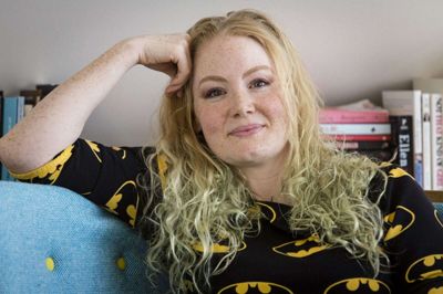 Sanne Søndergaard, fotograferet i hjemmet i Egå, da hun sidste forår medvirkede i Herning Folkeblads serie »Hvordan gør vi her?« om normer og sociale spilleregler. Her fortalte hun blandt andet om en opvækst med mobning i Ikast og beslutningen om at droppe standup-branchen, som hun oplevede alt for hård og sexistisk. På torsdag fylder komikeren 40 år og skriver på et nyt show i en helt nyopfundet genre, som rammer landets scener næste år. Foto: Toke Hage