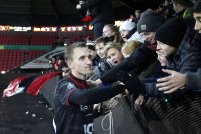 Gennem sine syv år i FC Midtjylland blev Danny Olsen en publikumsyndling, og han blev behørigt hyldet, da han spillede afskedskamp en decemberdag i 2013. Foto: Flemming Hansen
