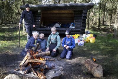 Under nedlukningen af Danmark i marts og april tog Jonas Herskind Sejr fra Herning med sine fire børn på weekendtur i shelter. Den idé har mange andre kopieret, så en stor del af kommunens shelters nu er reserveret i skoleferien. Herning Kommune har dog givet tilladelser til, at man i den kommende tid også må overnatte på shelterpladserne i telt. Foto: Tom Laursen