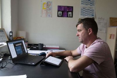 Venstre-manden Dann Karlsen er ikke gået glip af et eneste byrådsmøde i sine 11 år i kommunalpolitik. Det gjorde han heller ikke i går, men det foregik i helt andre rammer. Foto: Tom Laursen