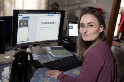 24-årige Jane Damsgaard Nielsen hjælper børn og forældre med skolearbejdet fra sine forældres hjem i Aulum. Hun er en del af en gratis hotline, der er blevet oprettet af MentorDanmark, mens skolerne er lukkede. Foto: Flemming Hansen
