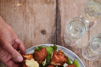 Sandart-nuggets med kantarel, bøgeblade og honeymustard-dip. Foto: Columbus Leth