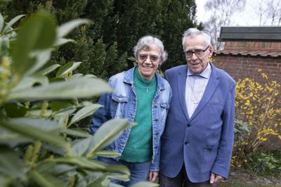 Hartvig Wagner, tidligere sognepræst ved både Sct. Johannes Kirke og i Gullestrup, og tidligere pædagog Bente Ramsgaard sagde forleden ja til hinanden i Herning Kirke og er midt i coronakrisen ved at skabe et fælles hjem i hans hus på Revlingens Kvarter. Foto: Tom Laursen
