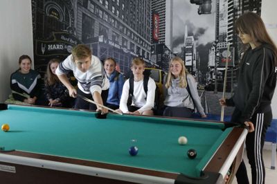 Eleverne på efterskolen i Hammerum må i denne finde tid finde alternativer måder at være sociale på, mens coronavirussen har sendt dem hjem fra skolen. Foto: Henrik Ole Jensen