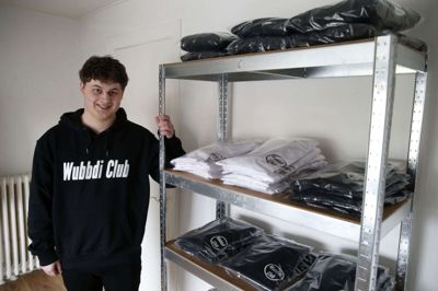 Emil Nielsens lager begrænser sig foreløbigt til denne metalreol. Han kollektion består af t-shirts og hoodies, der kan bruges af både mænd og kvinder. Foto: Flemming Hansen