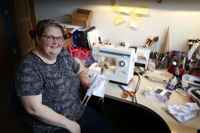 Annemette Guldberg Rasmussen bruger dagene bag symaskinen, hvor hun syer dukketøj til Barbie-dukker som kan bruges i Vinding Børnehus, hvor hun arbejder. Foto: Flemming Hansen