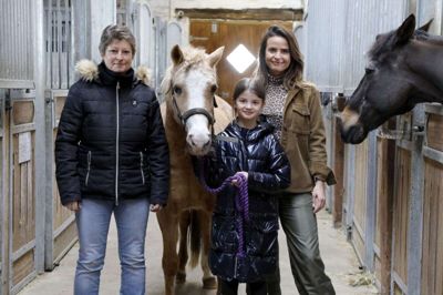 Gitte Eriksen (t.v.), staldansvarlig og bestyrelsesmedlem i Kærbo Rideklub, er glad for, at det var muligt at flytte klubben til Sofie Lysgaards ejendom mellem Lund og Gjellerup. Det samme er Sofie Lysgaards 10-årige datter, Isabella, hvis drøm om at bo på en rideskole er gået i opfyldelse. Foto: Henrik Ole Jensen