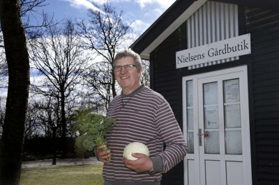 Poul Nielsen har af sundhedsmæssige årsager midlertidigt indstillet sin handel med frugt og grønt på Tinghuspladsen i Herning. Foto: Henrik Ole jensen