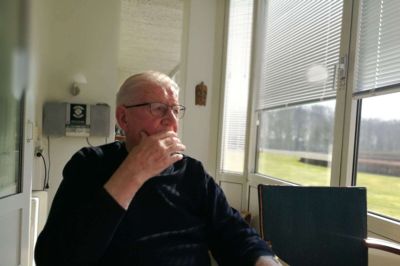 Med april kom de milde forårsvejr, og Erik »Jegge« Christensen nyder at sidder i sin udestue i Holmparken og betragte det grønne anlæg udenfor vinduerne. Men netop i disse dage lader han tankerne gå tilbage til 1940 og besættelsen. Foto: Kurt H. Jørgensen