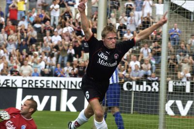 Søren Skriver spillede de fleste af sine hjemmekampe som FCM-spiller på Ikast Stadion - som på billedet her, hvor han jubler over en scoring mod OB i 2003. Forsvarsklippen nåede dog også med ind på MCH Arena, før en knæskade satte en stopper for karrieren. Foto: Michael Svenningsen