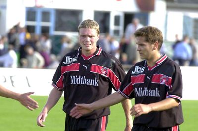 Søren Skriver (t.v.) sammen med Thomas Thomasberg i november 2000, hvor forsvarsspilleren scorede to selvmål i den samme kamp - på hjemmebane mod AGF. Foto: Michael Svenningsen