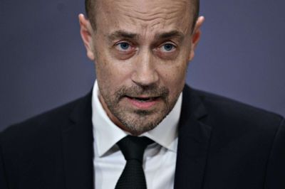Regeringen skifter kurs og vil alligevel lade børn, der har en coronasmittet i familien, blive hjemme fra skole og daginstitution efter påske. Det oplyser sundheds- og ældreminister Magnus Heunicke (S). Foto: Philip Davali/Ritzau Scanpix