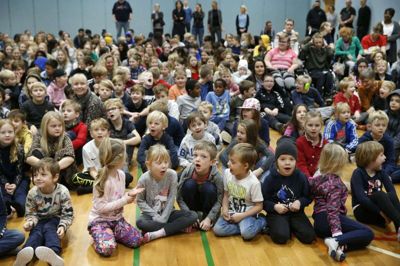 Der vil gå noget tid, inden eleverne på Herning Kommunes skoler igen kan sidde så tæt som her på Lundgårdskolen, men der vil langsomt blive åbnet op i den kommende tid. Foto: Flemming Hansen
