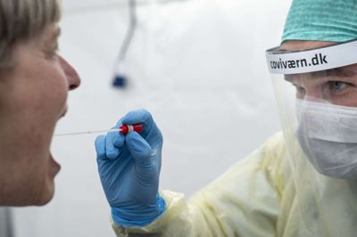 Afstand mellem hinanden har betydet, at de danskere, der bliver smittet med coronavirus, smitter langt færre end i starten af epidemien. Foto: Niels Christian Vilmann/Ritzau Scanpix