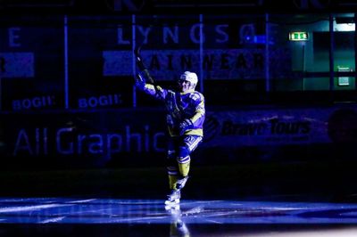Erkki Mäkelä i sin velkendte positur efter en scoring. Billedet er dog taget en del år efter de store triumfer i 90’erne - nemlig i forbindelse med finnens seneste besøg i Kvik Hockey Arena i 2017. Foto: Herning Blue Fox
