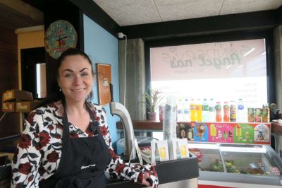 For mange turister blev hjemme i den altafgørende påske for Angelina Kosars isbutik i Søndervig. Foto: Christina Yoon Petersen