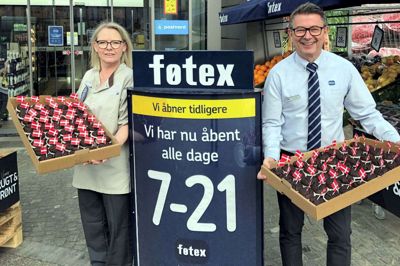 Føtex uddeler i dag 25.000 gratis muffins - og leverer også 180 af dem til Vesterled Plejecenter. På billedet er det teamleder i bageriet Tove Thejls Pedersen og varehuschef Tom Kærsgaard. Foto: PR-Foto