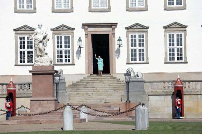 Dronning Margrethe vinker til de mange, der er mødt op foran Fredensborg Slot i anledning af hendes 80-års fødselsdag. Foto: Olafur Steinar Gestsson/Ritzau Scanpix