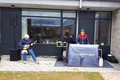 Her ses Kurt Pedersen alias Citrondrengen spille på Bøgildlund Plejecenter i Ikast. Foto: Privatfoto
