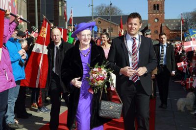 Der er flot blå himmel, dejlig forårsstemning og stort fremmøde langs ruten, da dronning Margrethe anden påskedag i 2013 kaster kongelig glans over Hernings 100-års-købstadsjubilæum. Dronningen og prins Henrik er æresgæster ved påskegudstjenesten i Herning Kirke, hvor også Hernings nye salme »Forårsglæden« officielt indvies. Den er skrevet af folketingsmedlem Bertel Haarder (V) og komponist Bent Fabricius-Bjerre, som også deltager i fejringen. Efter gudstjenesten går det via den røde løber over Torvet til Hotel Eyde, hvor inviterede gæster skal spise frokost. Bag dronning Margrethe og borgmester Lars Krarup (V) ses regeringens repræsentant, indenrigsminister Margrethe Vestager (R). Foto: Henrik Ole Jensen
