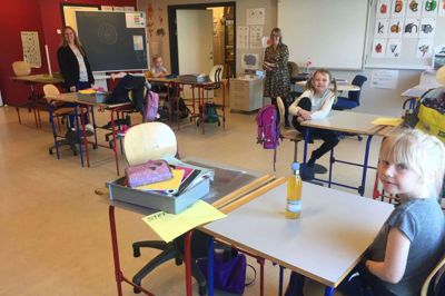 Som forholdsreglerne kræver det, er der god plads mellem eleverne i 0. klasse. Foto: Ole Skydt