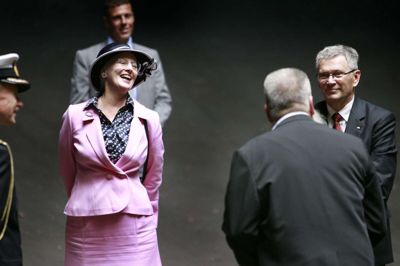 Ingvar Cronhammar (med ryggen til) er godt selskab - i hvert fald smiler dronning Margrethe på mange af de billeder, hvor de begge er på. Foto: Flemming Hansen