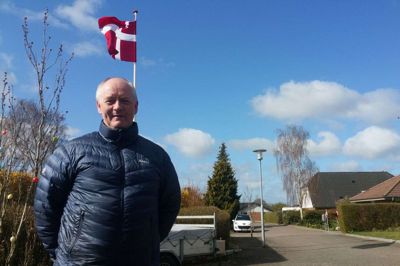 Jan Lauritsen fik torsdag mange på Blomstertoften i Tjørring til at hejse flaget. Både for dronningen, men også i respekt for den indsats, sundhedspersonalet yder under corona-epidemien. foto: jesper wind