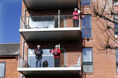 Egnsredaktør Henrik Lind Jørgensen spillede op foran »højhuset« i Bredgade. Kurt Madsen kom forbi og var så venlig at holde noderne i det noget blæsende solskinsvejr. Foto: Henrik Ole Jensen