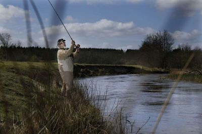 Jan Møller Jensen ude med snøren ved Skjern Å, hvor flere gode fiskepladser nu er mistet. Foto: Henrik Ole Jensen