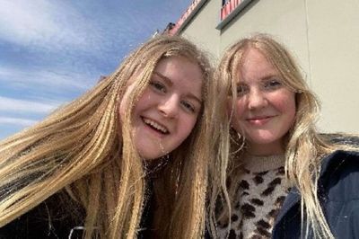 Mathilde Skjøt (t.v.) og Anna Vægter gik sammen og befriede naturen for 45 kilo affald på fire timer. Foto: Privatfoto