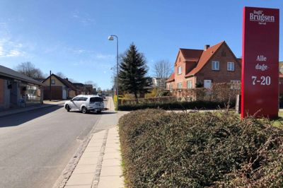 Villaerne ligger side om side på Langgade i Sørvad, og sådan skal det måske blive ved med at være. Politikerne åbner dog en dør på klem for at se på nye muligheder. Foto: Privatfoto