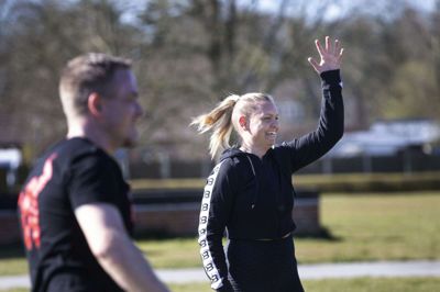 Tina Højager Clausen ville under normale omstændigheder begynde med outdoor fitness her i april. Aktiviteten under Haderup Motion er foreløbig udsat, men som privatperson arrangerede hun noget træning sammen med sin makker, Brian Hvolbæk. Foto: Tom Laursen