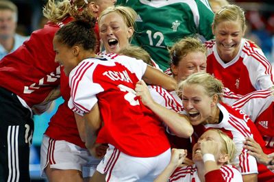 Jublen var enorm, da Josephine Touray og resten af de danske landsholdskammerater slap følelserne løs efter den dramatiske OL-finale i Athen i 2004. Foto: Liselotte Sabroe/Ritzau Scanpix
