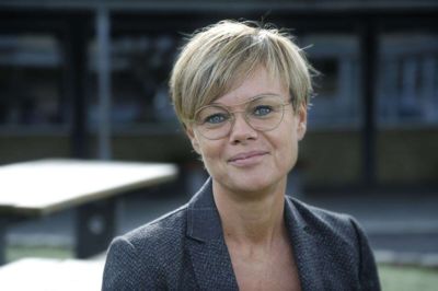 Lone Krog, skoleleder på Herningsholmskolen, er tilfreds med ansøgerfeltet til stillingen som leder for skolens afdeling på Holtbjerg. Foto: Henrik Ole Jensen