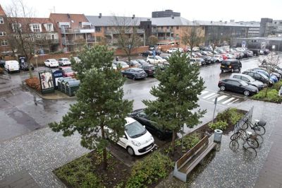 Der bliver lempet på de kommunale krav til parkeringspladser ved Hernings ejendomme. Foto: Tom Laursen