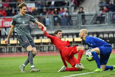 I januar var Asger Sørensen (t.v.) med til vinde 5-2 i en træningskamp mod storklubben FC Bayern München. Her duellerede han blandt andet mod den tidligere verdensmester Thomas Müller (i.m.). Foto: Ritzau Scanpix