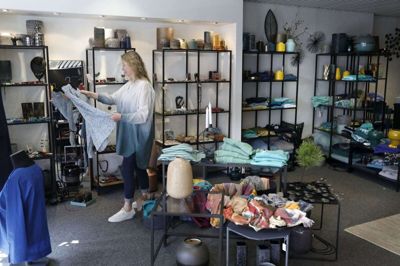 Det kunne tydeligt mærkes på kundestrømmen, da Lisbeth Ladekjær flyttede sin butik ind i butiklokalet på Søndergade. Nu ejer hun hele ejendommen. Foto: Henrik Ole Jensen