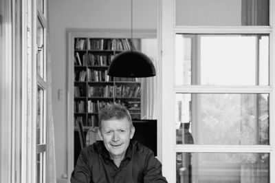 Mads Bille får nu mere tid til at sidde på trappen foran den Cronhammar-designede udestue derhjemme. Foto: Pr-foto