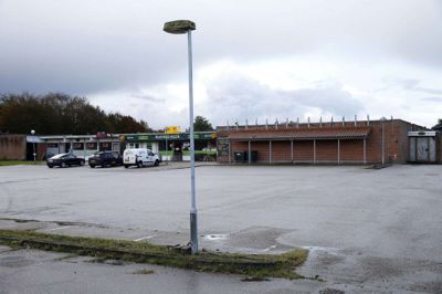 Lundgårdcentret har længe set meget trist ud, så det vil blive et stort løft til området, hvis der som planlagt vil blive bygget et nyt butiksområde. Foto: Flemming Hansen