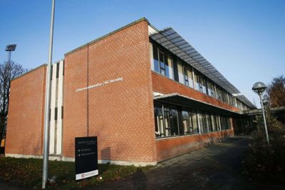 Bestyrelsesformand for Rind Plantage Ole Callesen anklager Herning Kommune for at have gjort sig skyldig i samme forseelse, som Rind Plantage nu må bøde for. At store mængder byggeaffald fra den gamle handelsskole på Nørholmvej - som var en kommunal ejendom - også er blevet kørt ud i et skovområde. Foto: Flemming Hansen