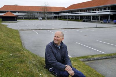 Jan Brian Jensen fra ISS Facility Services A/S er i øjeblikket eneste faste medarbejder i det ellers tomme skattecenter på Brændgårdvej. Foto: Henrik Ole Jensen