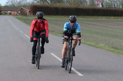 Kim Løvig (t.v.) fra Timring og Robert Andersen fra Vildbjerg er ihærdige motionscyklister, som træner omkring 1000 kilometer om måneden i snit. For tiden kan de kun træne. Der er ingen løb. Foto: Henrik Lind Jørgensen