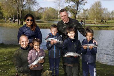 Der var masser af fisk at fange ved børnesøen for de to familier. Fra venstre: Danny Rasmussen, Mia Chistensen, Ewa Christensen, Liam Jørgensen, Thomas Jørgensen, Willy Lauritsen og Silas Christensen. Foto: Henrik Ole Jensen
