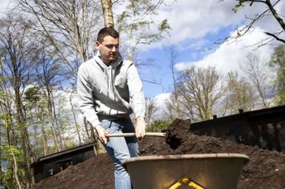 Aske Svendsen skovler pæne kommentarer ind om sit frivillige initiativ og sit hårde arbejde, og det er belønning nok i sig selv. Foto: Tom Laursen