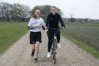 Efterskoleelev Malene Mejdahl Jeppesen (t.v.) savner sin skole Hestlund Efterskole, og for at vise savnet løber hun fra Vildbjerg til Bording. På cykel er Anne Tjagvad Madsen. Foto: Henrik Ole Jensen