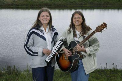 Emilie Kristensen og Sarah Kristensen er musikalske søskende. Foto: Henrik Ole Jensen