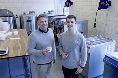 Jes Nordestoft (t.v.) fortæller at han og Joachim Kastberg må sætte eksportdrømmen lidt på stand by på grund af corona-situationen. Foto: Henrik Ole Jensen